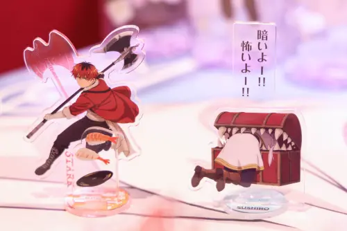 ▲左起：修塔爾克、芙莉蓮壓克力立牌。（圖／記者朱永強攝）