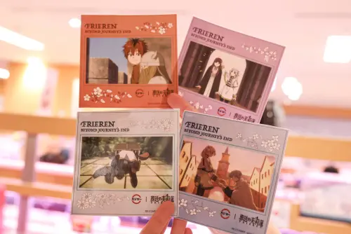 ▲壽司郎《葬送的芙莉蓮》盲袋大貼紙，共有10款。（圖／記者朱永強攝）