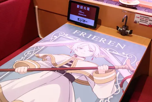 ▲壽司郎《葬送的芙莉蓮》在桌面陪吃飯。（圖／記者朱永強攝）