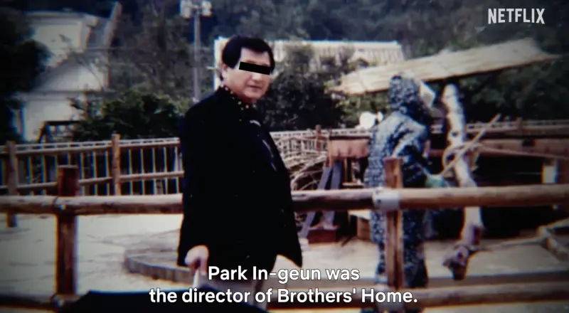 ▲紀錄片《以倖存者之名：深入韓國慘案》講述韓國「釜山兄弟之家」事件，10年來共有3.8萬人受害，他們被強迫勞役、毆打、性侵害等，還被強餵餿水，過著地獄般的生活。（圖／翻攝自Netflix K-Content YouTube）