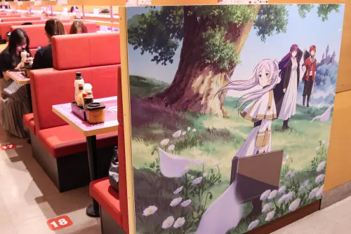 ▲壽司郎《葬送的芙莉蓮》主題店，拍攝場景滿滿。（圖／記者朱永強攝）