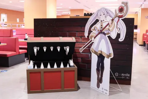 ▲台北中華路店獨有「寶箱怪拍照區」，重現芙莉蓮被吞入的場景。（圖／記者朱永強攝）