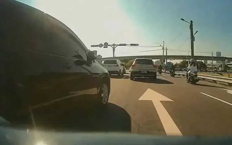 ▲左側小客車切出車道險撞到杜姓騎士，騎士按喇叭提醒對方卻下車開扁。（圖／警方提供）