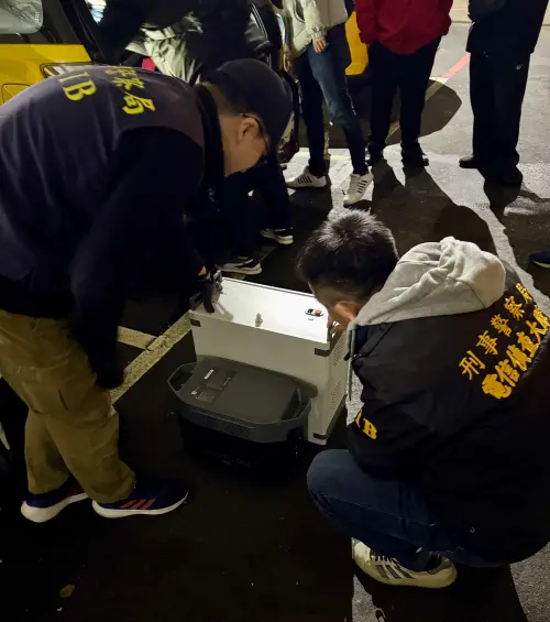 ▲警方在台北大安區破獲假基地台與其運輸駕駛。（圖／記者林梵墨翻攝）