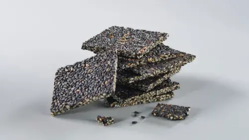 ▲唐舖子「芝麻原味薄餅」榮獲2024銀髮友善食品獎與2024新味食潮獎雙項殊榮。（圖／翻攝畫面）