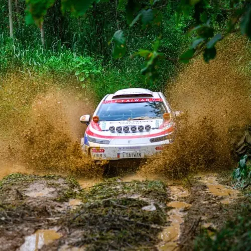 ▲越野賽事過程，孫女就在這輛LUXGEN n7上。（圖／FB@普通女子 孫女）