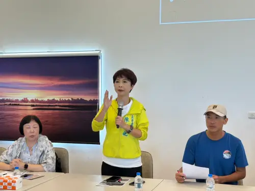 ▲立法委員陳亭妃今（18）日邀集農業部漁業署、台南市農業局、台南市漁會總幹事陳崇德及三光里長侯進枝召開「剖蚵工寮重建及場域改善會勘」（圖／陳亭妃提供）