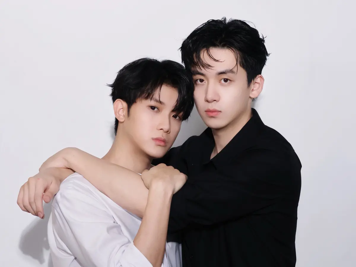 ▲《黑白原來是真的》葛兆恩（右）升級戲劇製作人，二搭紀成澔（左）打造夢幻直式戀愛劇。（圖／結果娛樂提供）