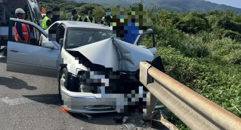 ▲新北市貢寮區台2線93.6公里處，今天下午發生轎車自撞護欄事故。（圖／警方提供）