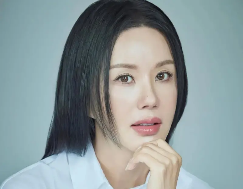 ▲「韓國的瑪丹娜」嚴正化（又譯：嚴正花）宣傳主演新戲《金子般我的明星》，突然想到2010年罹患甲狀腺癌並失聲的日子，忍不住落淚。（圖／에일리언컴퍼니官網aliencompany.co.kr）