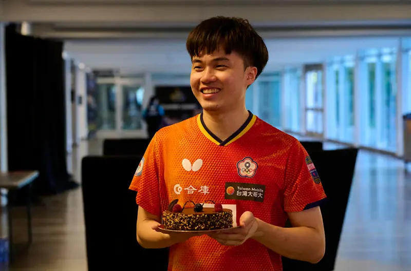 ▲台灣「桌球一哥」林昀儒近期在2025年WTT瑞典歐洲大滿貫賽火力全開，展現出色狀態。17日適逢24歲生日之際，他在男單與混雙賽場上雙線出擊，不僅與搭檔鄭怡靜攜手晉級混雙16強，更在男單首輪強勢復仇南韓名將李尚洙，直落三闖進32強。（圖／取自WTT官網）