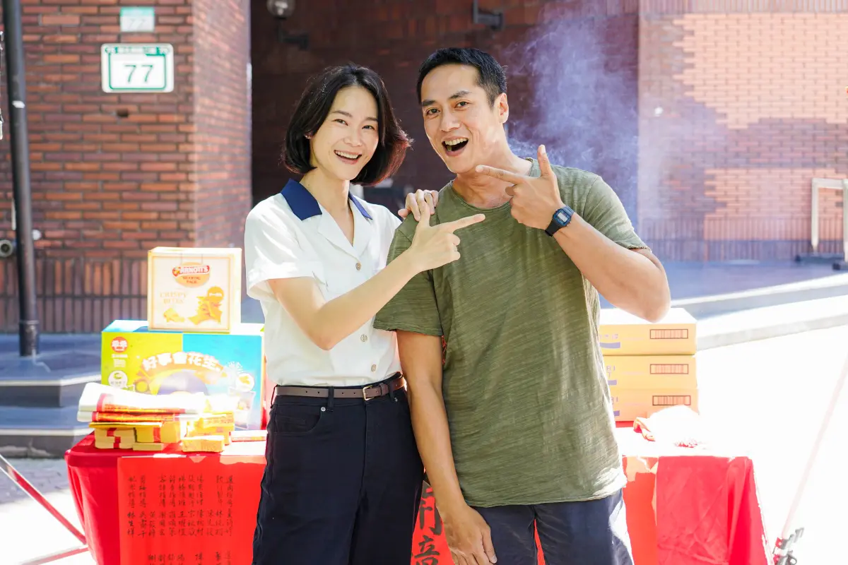 ▲鍾瑶（左）和莊凱勛合作新戲《都市開基祖》，兩人過去曾合作過短片，當時莊凱勛飾演狼師，抽完菸還舔鍾瑶的臉，讓她印象深刻。（圖／客家電視台提供）