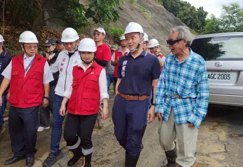 ▲中市府在選區的勘災、工程會勘，一定看得到顏寬恒或副議長妹妹顏莉敏的身影。（圖／翻攝顏寬恒臉書，2025.08.19）