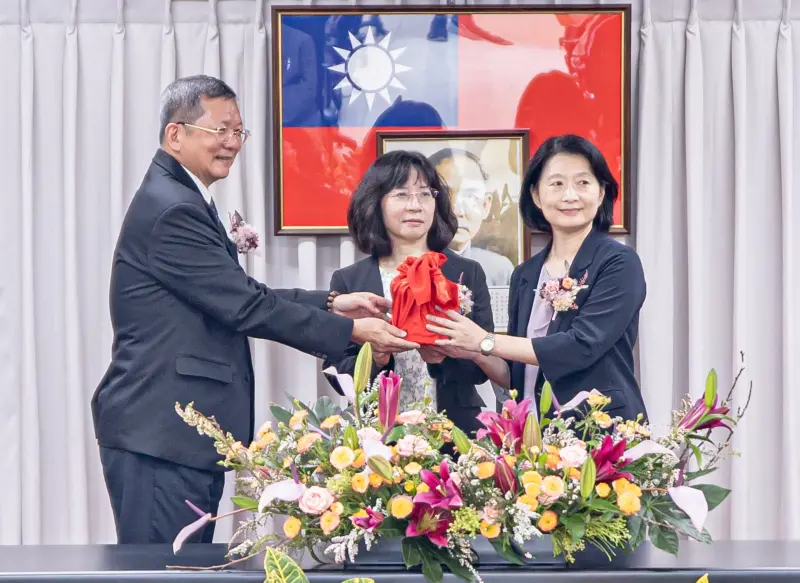 ▲高雄國際航空站卸任、新任主任今天舉行交接，高雄站由全台甲等航空站首位女性主任王郁珍(右一)接任。(圖／高雄國際航空站提供)