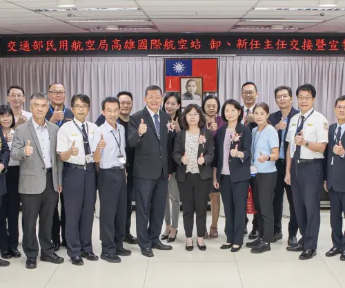 ▲高雄國際航空站卸任、新任主任今天舉行交接，由民航局長何淑萍主持交接典禮會後與卸任主任傅耀南、新任主任王郁珍及航站同仁合影。(圖／高雄國際航空站提供)
