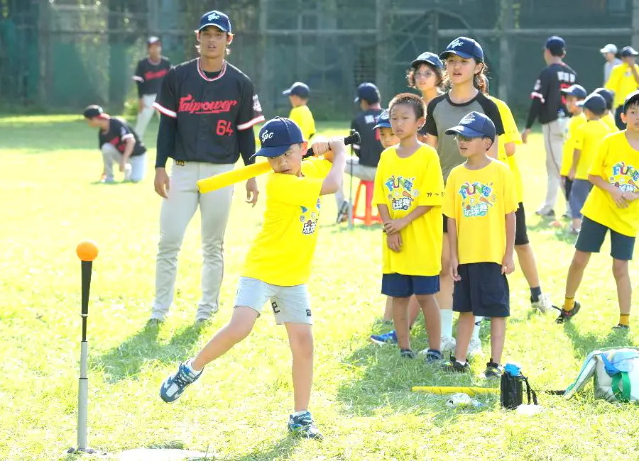 ▲台灣電力公司高雄區營業處舉辦台電棒球Fun電營活動，台電棒球隊球員教導學童打擊技術的情形。(圖／台電高雄區營業處提供)