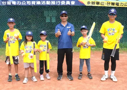 ▲台灣電力公司高雄區營業處舉辦台電棒球Fun電營活動，由台電高雄區營業處處長黃志榮(右3)主持。(圖／台電高雄區營業處提供)