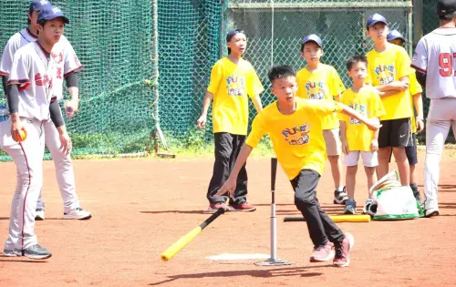 ▲台灣電力公司高雄區營業處舉辦台電棒球Fun電營活動，台電棒球隊球員教導學童打擊技術的情形。(圖／台電高雄區營業處提供)