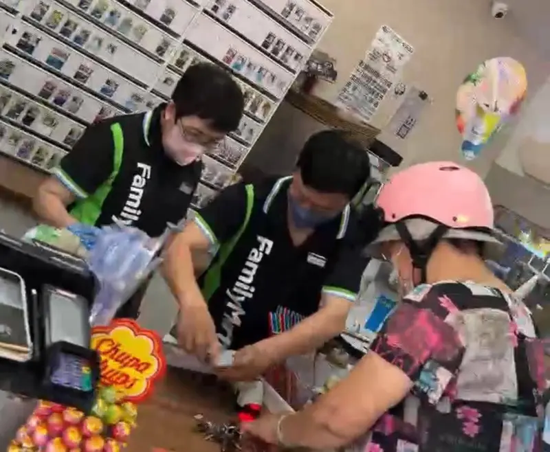 ▲前行政院南部服務中心副執行長陳慧玲，因涉貪遭解職，交保後重返職場，如今在全家便利商店擔任店員。（圖／翻攝自老高漫談臉書專頁）