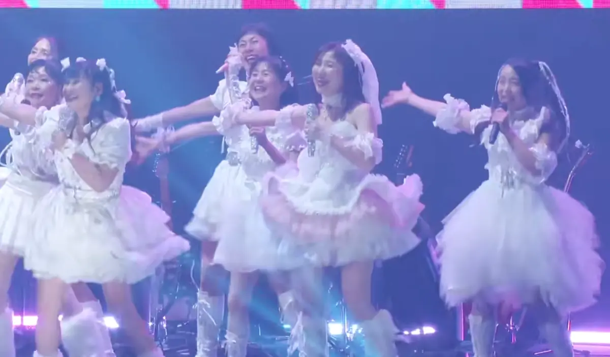 ▲日本女團「SEVENTEEN」所有成員年紀都超過50歲，在舞台上賣力唱跳演出模樣超厲害。（圖／idol_17_project授權使用）