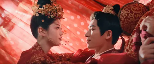 ▲向涵之撲倒王星越，最後一集中於洞房。（圖／翻攝自愛奇藝）