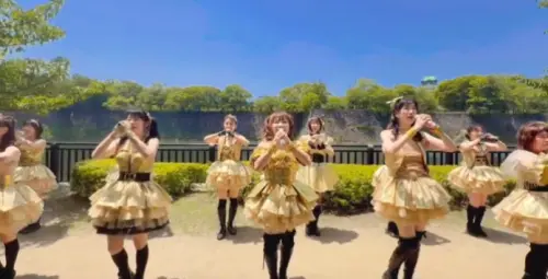 ▲「SEVENTEEN」偶像成員們動作整齊劃一，在大阪城前拍攝歌舞MV。（圖／idol_17_project授權使用）