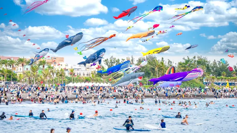 ▲「2025旗津風箏節暨氣墊水樂園」活動期間累計近25萬名遊客造訪。（圖／高市府觀光局提供）