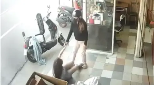 隨機攻擊？檳榔攤闆娘遭陌生女「拿磚砸頭」　2人扭打畫面曝光
