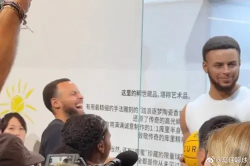 ▲在CURRY CON展館裡，品牌特別打造了「1：1比例」的柯瑞蠟像，工藝精湛、栩栩如生。當柯瑞親自走到蠟像面前時，竟忍不住笑得人仰馬翻。（圖／翻攝自微博）