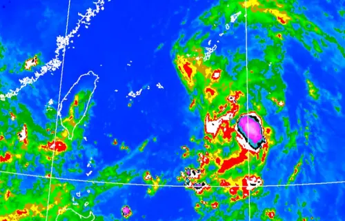 ▲TD15今（18）日晚間9點時，中心位置在北緯 22.9 度，東經 126.4度，以每小時20公里速度向北進行。（圖／中央氣象署cwa.gov.tw）