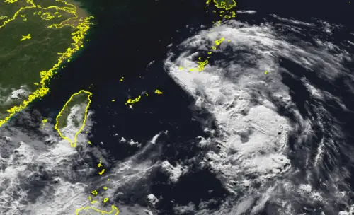 ▲據日本氣象廳預測路徑，TD15將在19日清晨增強為玲玲颱風，路徑會稍微朝沖繩本島方向逼近，暴風圈在明（19）日晚間至週三（20日）上午對沖繩影響最為劇烈。