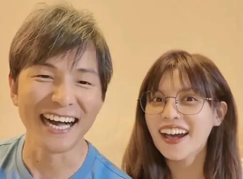 ▲夏宇童（右）與老公孫協志（左）常會合體直播，兩人近期被懷疑已經「做人成功」，但都沒有承認。（圖／摘自 IG @sha_ariel)