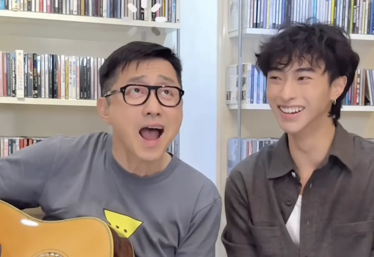 ▲庾澄慶（哈林）和兒子庾恩利（右）合唱，最後找不到Key的模樣相當逗趣，父子合唱的畫面也讓許多粉絲直呼太暖，也有人敲碗想看伊能靜的版本。（圖／翻攝自IG@sprinkle_my_tinkle）