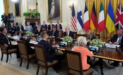 ▲ 川普當地時間18日在白宮，與烏克蘭總統澤倫斯基及多位歐洲領袖舉行多邊會晤。（圖／美聯社／達志影像）