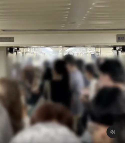 快訊／台北捷運冒濃煙！疑手機燒焦　乘客聞刺鼻味驚慌逃出車廂
