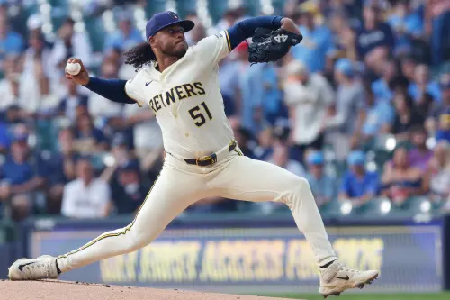 ▲美國職棒大聯盟（Major League Baseball）聯盟戰績最好的密爾瓦基釀酒人在今（19）日作客芝加哥小熊的雙重賽，靠著王牌投手佩洛塔（Freddy Peralta）繳出6局無失分的優質先發，釀酒人終場以7：0完封對手，佩洛塔也收下本季第15勝，持續穩坐國聯勝投王。（圖／美聯社／達志影像）