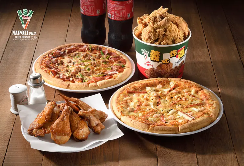 ▲雙12迎接年末聖誕跨年，拿坡里「8塊烤雞199元」，平均一塊烤雞25元有找、比買一送一便宜！炸雞優惠也開吃。聯名《海綿寶寶電影版：尋寶大冒險》套餐送周邊。三商炸雞年終慶優惠。（圖／拿坡里 0800076666.com.tw）