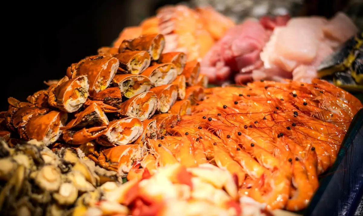 ▲台中李方艾美酒店慶祝三週年，9月1日開始，吃到飽餐廳「新食譜全日餐廳」推出三人同行、第三人享有3折優惠。（圖／台中李方艾美提供）