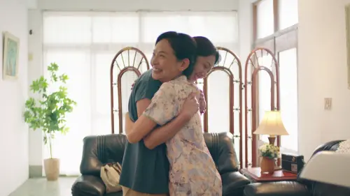 ▲育幼院傅媽媽（姚坤君 飾）溫柔提醒長大後的林秋伶（黃薇渟 飾）要放下。（圖／大愛提供）