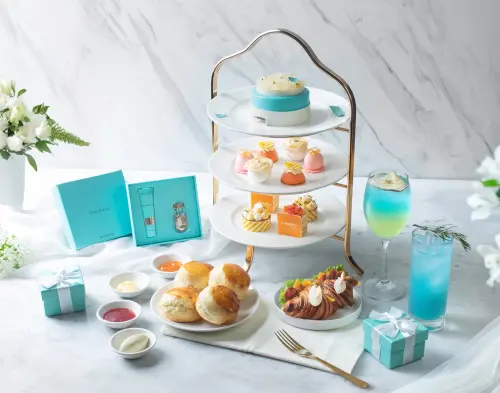 ▲李方艾美酒店三週年限定「艾美同名雙人下午茶」，限量贈送市值NT$1,500的TIFFANY & Co.迷你禮盒。（圖／台中李方艾美提供）