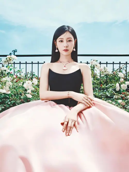 ▲金智媛身穿NICOLE＋FELICIA這套帶有夢幻風格的蓬裙禮服，圓弧形平口剪裁的細節流露一絲叛逆。（圖／翻攝自Instagram）