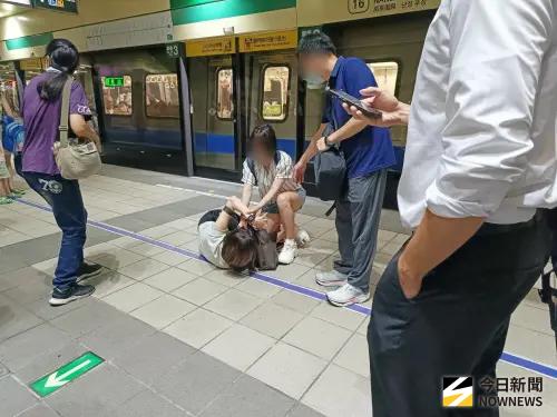 獨／北捷不平靜！南京復興站再爆兩女上演全武行　從車廂打到月台
