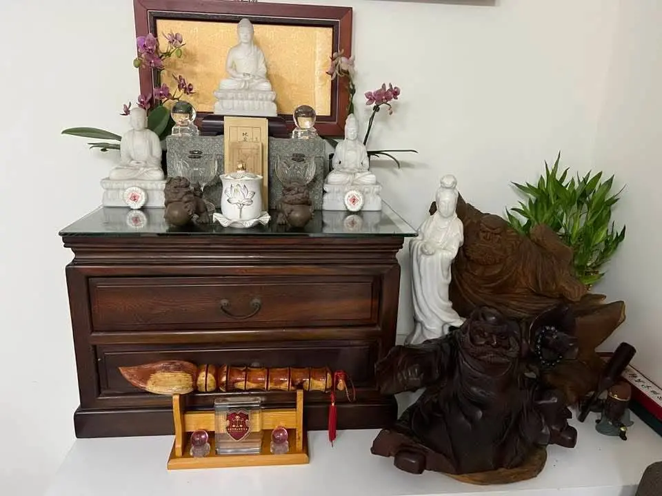 ▲黃姓檢察官在辦公室擺滿神像，半夜大聲念經嚇壞同事。（翻攝自臉書）