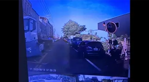 ▲今天上午桃園大園一名婦人遭拖板車輾壓身亡。（圖／翻攝畫面）