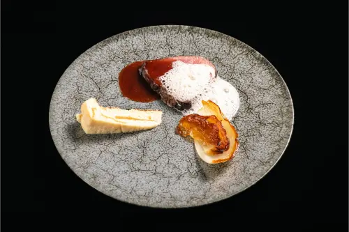 ▲台南晶英酒店「火焱．伙宴」客座餐會由AKAME彭天恩共三位名廚聯手獻藝，圖為其中菜色之一「AKAME牛三吃」。（圖／台南晶英提供）