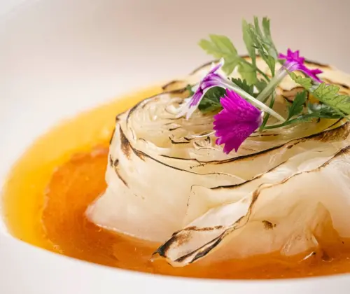 ▲餐會中菜色包含湯仲鴻主廚帶來的鳥苑人氣料理「焦化高麗菜」。（圖／台南晶英酒店提供）