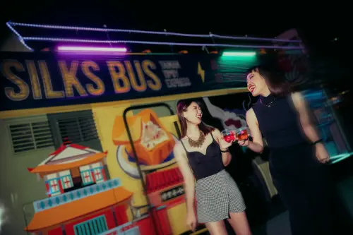 ▲台南晶英「微醺巴士」今年加碼推出「火火火」進階限定版--微「燻」巴士，由三位主廚操刀夜間專屬下酒菜。（圖／台南晶英提供）