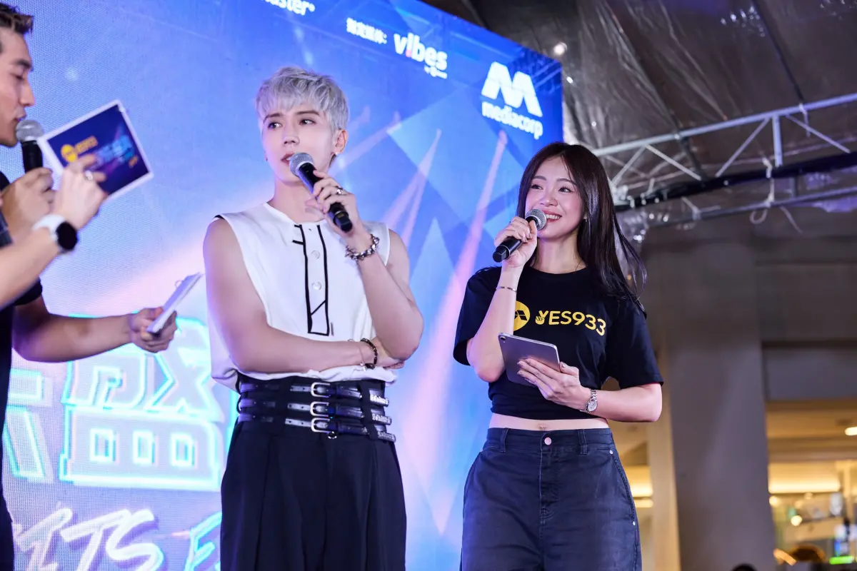 ▲畢書盡（中）為了新巡演「自虐式」備戰，不只狂練唱，更搭配嚴格的重訓與飲食控制，霸氣秀出苦練肌肉。他坦言過程「蠻痛苦的」，但這是他對粉絲的承諾，也是身為藝人的責任。（圖／新傳媒YES 933提供）