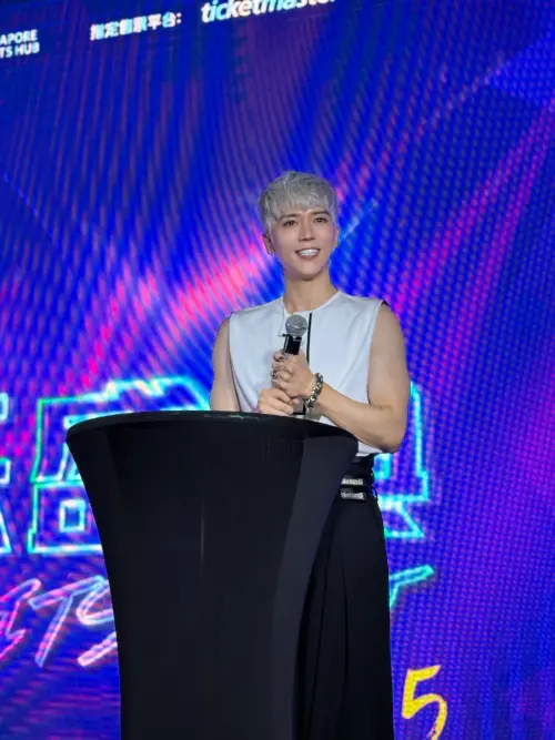 ▲畢書盡出15年，首奪有「新加坡金曲獎」之稱的「新傳媒YES 933潮流音樂盛典」年度歌手大獎。（圖／新傳媒YES 933提供）