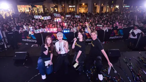 ▲畢書盡在新加坡在公開露面，現場湧入大批歌迷參與。（圖／新傳媒YES 933提供）